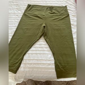 Women’s Lululemon green crop leggings. Size XL never worn.